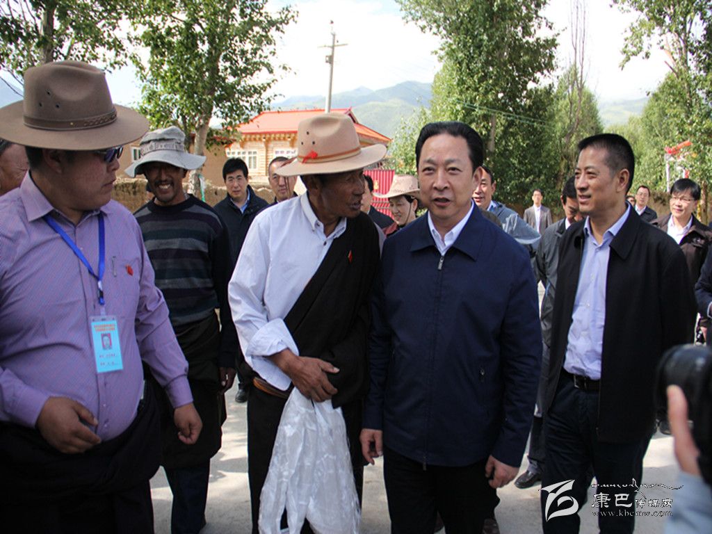 黃新初在甘孜縣調(diào)研指導(dǎo)扶貧開(kāi)發(fā)工作、慰問(wèn)對(duì)口支援我州的干部人才代表掠影