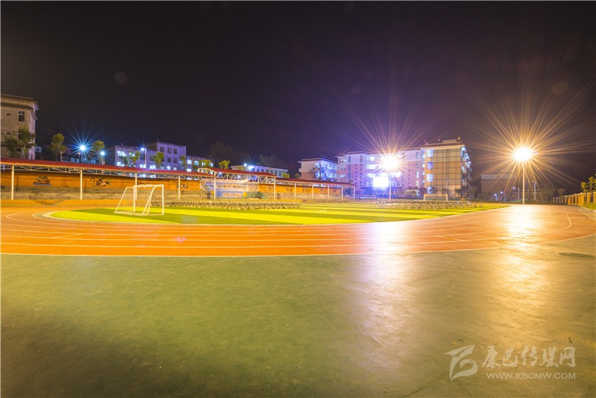 九龍灣壩寄宿制學(xué)?！白兡樣洝? onload=