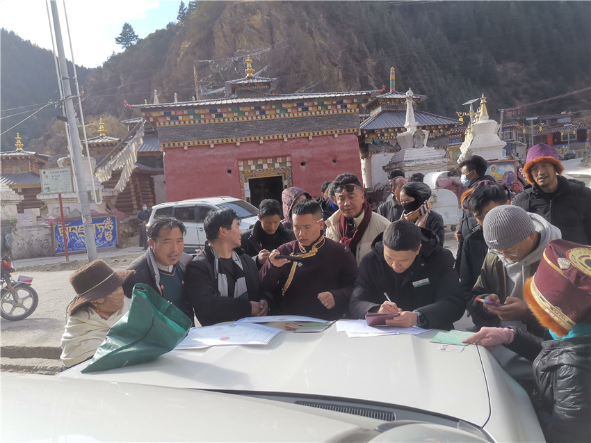 別樣的汽車銀行很接地氣，農(nóng)行德格縣支行開展農(nóng)戶信息建檔，現(xiàn)場為百姓開展金融服務(wù)。.jpg