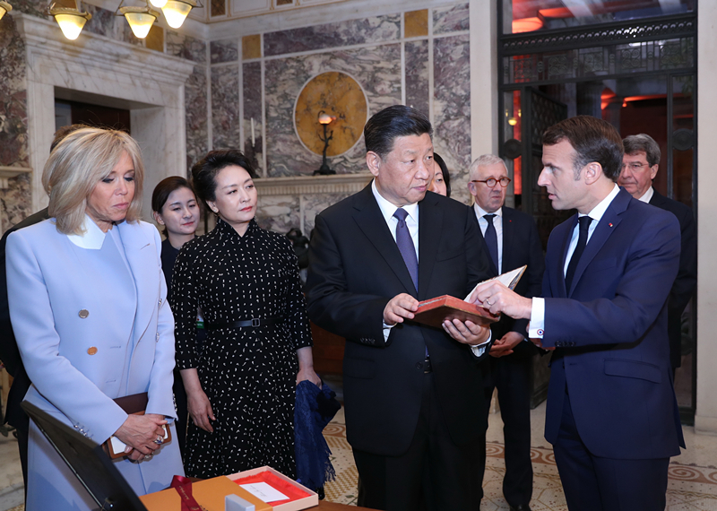 2019年3月24日，習(xí)近平在法國(guó)尼斯會(huì)見法國(guó)總統(tǒng)馬克龍。會(huì)見前，馬克龍向習(xí)近平贈(zèng)送1688年法國(guó)出版的首部《論語(yǔ)導(dǎo)讀》法文版原著。