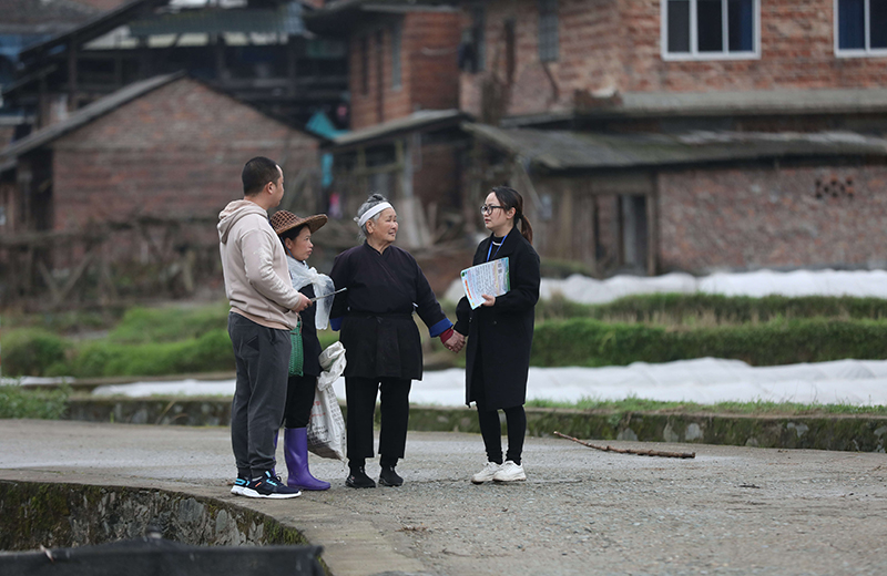 2022年3月24日，在廣西柳州市三江侗族自治縣良口鄉(xiāng)南寨村，紀(jì)檢監(jiān)察干部（右一、左一）在了解惠農(nóng)政策落實(shí)情況。