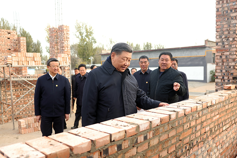 2023年11月10日，習(xí)近平總書(shū)記在河北保定涿州市刁窩鎮(zhèn)萬(wàn)全莊村房屋重建施工現(xiàn)場(chǎng)考察。