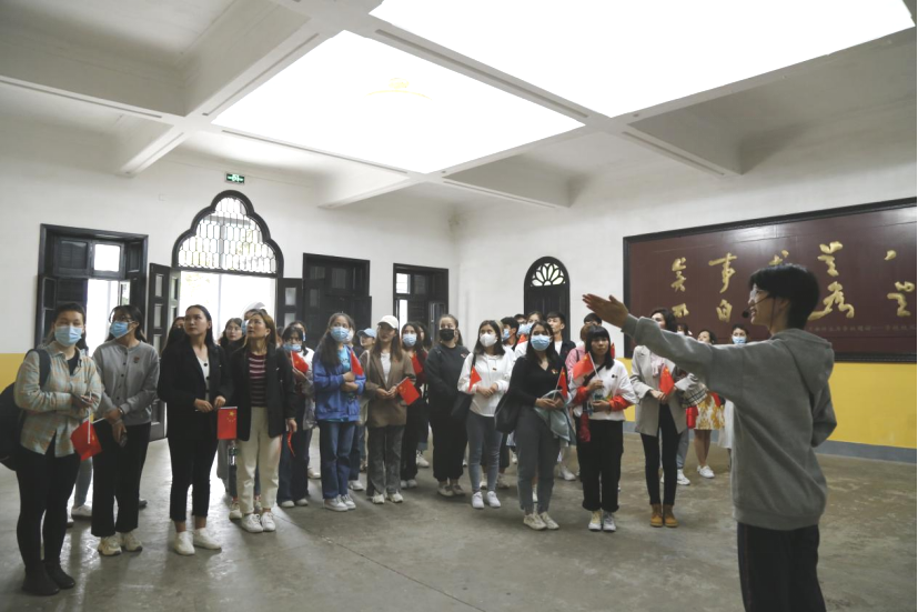 2021年5月20日，在喜迎中國共產(chǎn)黨建黨100周年之際，我校開展了少數(shù)民族學(xué)生“學(xué)黨史、感恩黨、跟黨走”紅色研學(xué)活動。