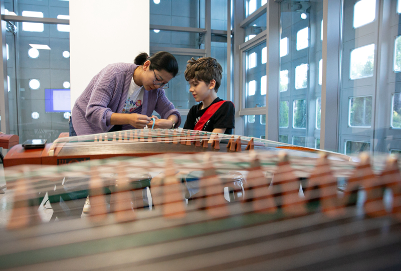 4月29日，在塞爾維亞貝爾格萊德中國文化中心，古箏指導老師王宣（左）在教學。新華社記者 李京 攝