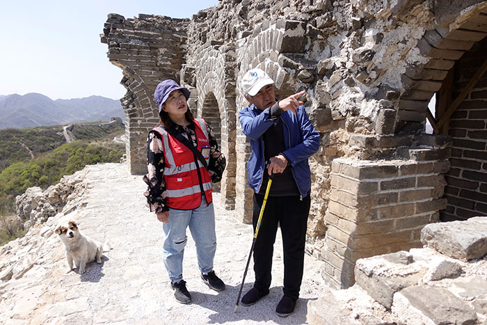在明長城遺址上，梅景田給外甥女劉紅巖講述長城故事。
