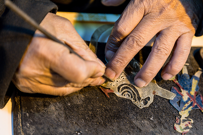 皮影非遺傳承人正在制作皮影。
