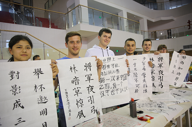 2017年6月5日，來自青島大學和中國石油大學（華東）的外國留學生在展示剛剛現(xiàn)場完成的書法作品。