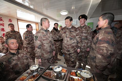 2014年1月26日中午，習(xí)近平來到連隊(duì)食堂，同戰(zhàn)士們一起用餐。新華社記者 李剛 攝