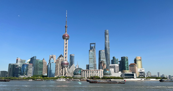 沿蘇州河遠(yuǎn)眺陸家嘴城市建筑群。人民網(wǎng) 馬作鵬 攝